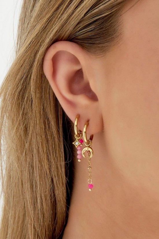 Oorringen fuchsia glaskralen goud